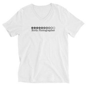 Könnte beinhalten: Weißes V-Ausschnitt-T-Shirt mit einer Reihe von Kamera-Blenden-Symbolen und dem Text "Birth Photographer" auf der Vorderseite.