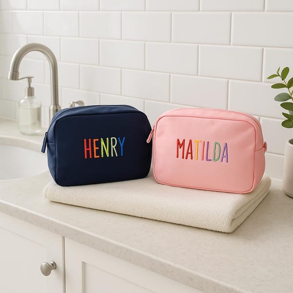 Neceser infantil personalizado: estuche de viaje bordado a medida con letras de arcoíris.