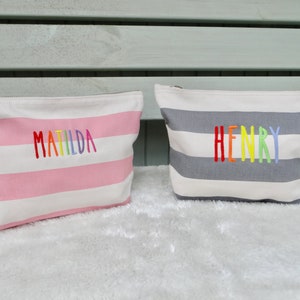 Gepersonaliseerde nautische canvas accessoiretas - geborduurde aangepaste gestreepte toilettas reisetui, waszakken voor kinderen, regenboogtassen voor kinderen