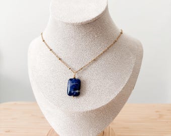 Collar de oro con sodalita