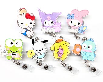 Pode incluir: Uma coleção de oito porta-crachás de personagens coloridos com personagens de desenhos animados populares. Cada porta-crachá tem um design único, incluindo Hello Kitty e My Melody. Os porta-crachás têm uma alça de plástico transparente e um clipe de metal.