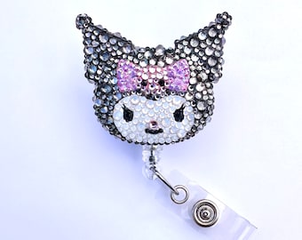 Adorable llavero con forma de personaje de dibujos animados, adornado con brillantes de cristal y con un carrete retráctil para credenciales. Regalo ideal para médicos, enfermeras, profesores y compañeros de trabajo.
