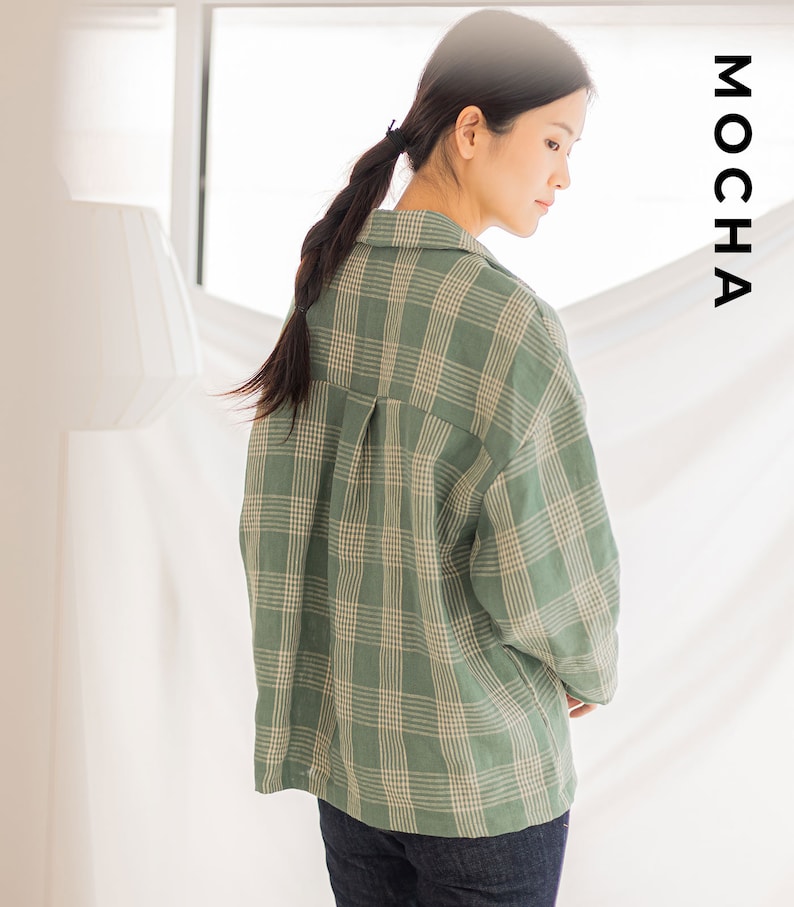 Peut inclure: Une chemise &agrave; carreaux verts et blancs &agrave; manches longues et &agrave; boutonni&egrave;re. La chemise est ample et de style d&eacute;contract&eacute;. Le mannequin porte la chemise avec le col relev&eacute; et les manches retrouss&eacute;es.