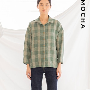 Peut inclure: Une chemise &agrave; carreaux verts et blancs &agrave; manches longues et &agrave; boutons. La chemise est ample et de style d&eacute;contract&eacute;. Le mannequin porte un jean bleu.