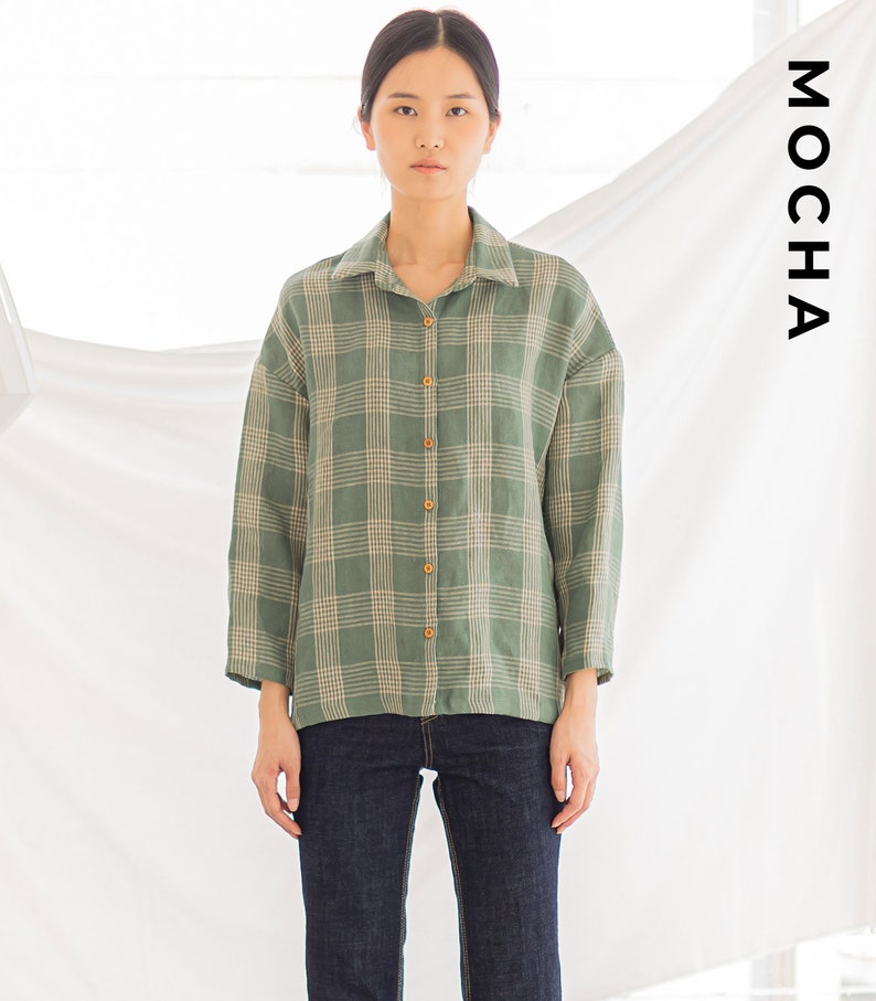 Peut inclure: Une chemise &agrave; carreaux verts et blancs &agrave; manches longues et &agrave; boutons. La chemise est ample et de style d&eacute;contract&eacute;. Le mannequin porte un jean bleu.