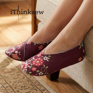 Puede incluir: Zapatillas burdeos con estampado floral y ribete blanco. Las zapatillas presentan un patrón repetido de flores rosas y naranjas y hojas verdes. Las zapatillas están sobre una alfombra beige y el texto "iThinksew" está en la esquina superior izquierda.