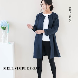 Może przedstawiać: Długi, granatowy płaszcz o prostym kroju. Płaszcz jest rozpięty, a modelka ma na sobie białą koszulkę i czarne legginsy. Na dole zdjęcia widnieje napis "MELL SIMPLE COAT". Po prawej stronie zdjęcia widnieje napis "Size 16-22".