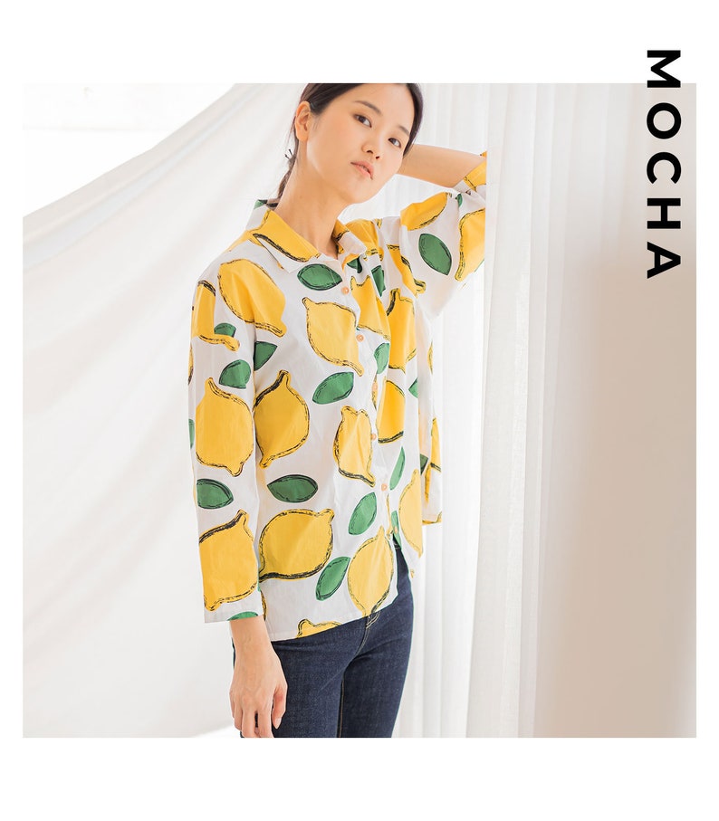 Peut inclure: Une chemise boutonn&eacute;e blanche &agrave; imprim&eacute; citron. La chemise a des manches longues et un col.