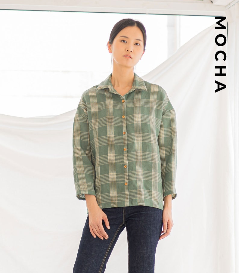 Peut inclure: Une chemise boutonn&eacute;e &agrave; manches longues &agrave; carreaux verts et blancs. La chemise est faite d'un tissu l&eacute;ger et a une coupe d&eacute;contract&eacute;e.