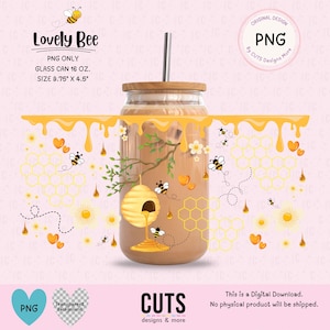 Puede incluir: Una lata de vidrio con tapa de madera y pajita de acero inoxidable, con un diseño temático de abejas. El diseño incluye un panal, abejas y miel goteando desde la parte superior. El texto en la lata dice "Lovely Bee" y "PNG ONLY GLASS CAN 16 OZ. TAMAÑO 24.77cm X 11.43cm".