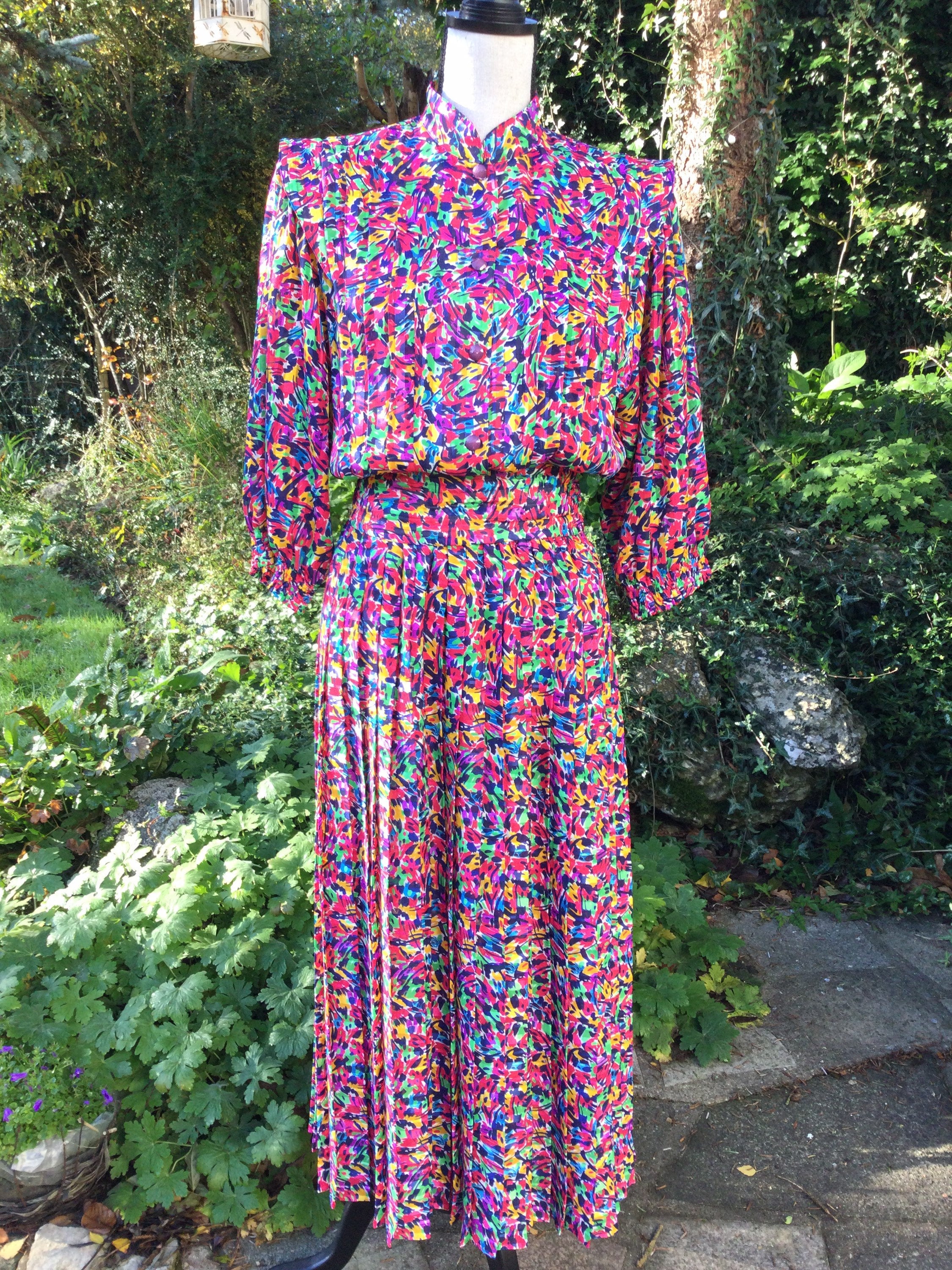 lady tryon kanga dresses An ultimate 80's Aussie icon. A drop waist dress full of ruffles, big shoulders & brightness by Kanga Collections. This label began its life in 1983 in London by Australian Baroness Dale