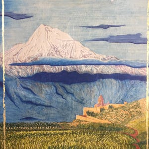 Puede incluir: Pintura original que representa una montaña nevada, una iglesia y un camino rojo sinuoso a través de un campo de hierba verde. El cielo es azul claro con nubes azul oscuro y un borde dorado.