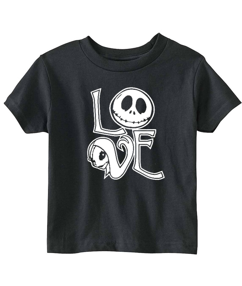 Puede incluir: Camiseta negra con un gr&aacute;fico blanco de Jack Skellington de Pesadilla antes de Navidad y la palabra "LOVE" con la "O" reemplazada por la cara de Jack.