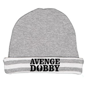 Puede incluir: Gorro gris con una franja blanca y el texto "AVenge DOBBY" en negro.
