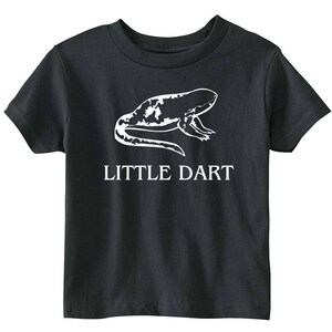 Puede incluir: Una camiseta gris oscuro para niños pequeños con un gráfico blanco de una salamandra y el texto "LITTLE DART".