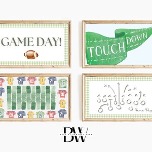 Pode incluir: Quatro impressões em aquarela emolduradas com tema de futebol americano. Uma impressão diz "GAME DAY!" com uma ilustração de futebol. Outra diz "TOUCH DOWN" em uma faixa verde. As outras duas mostram diagramas de campo e jogo.