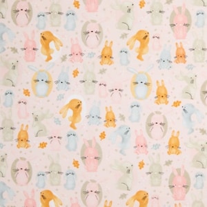 Tissu en flanelle de coton rose clair bébé lapins multicolores par A. E. Nathan
