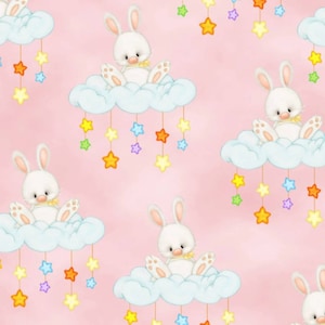 Tissu en flanelle de coton confortable rose clair avec des lapins nuage blancs par A. E. Nathan