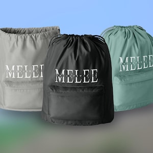 Könnte beinhalten: Drei Kordelzug-Rucksäcke in Grau, Schwarz und Türkis. Jede Tasche hat eine Vordertasche und das Wort "MELEE" in Weiß aufgedruckt, zusammen mit japanischem Text. Die Taschen haben einen Kordelzugverschluss und einen Rucksackriemen.