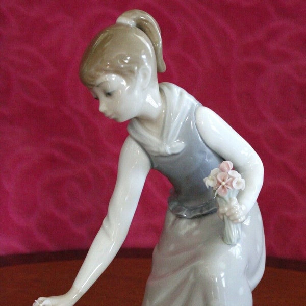 LLADRO, Fille cueillant des fleurs, Figurine finition brillante