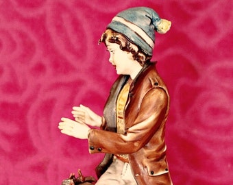 Figurka chłopca z włoskiej porcelany Capodimonte