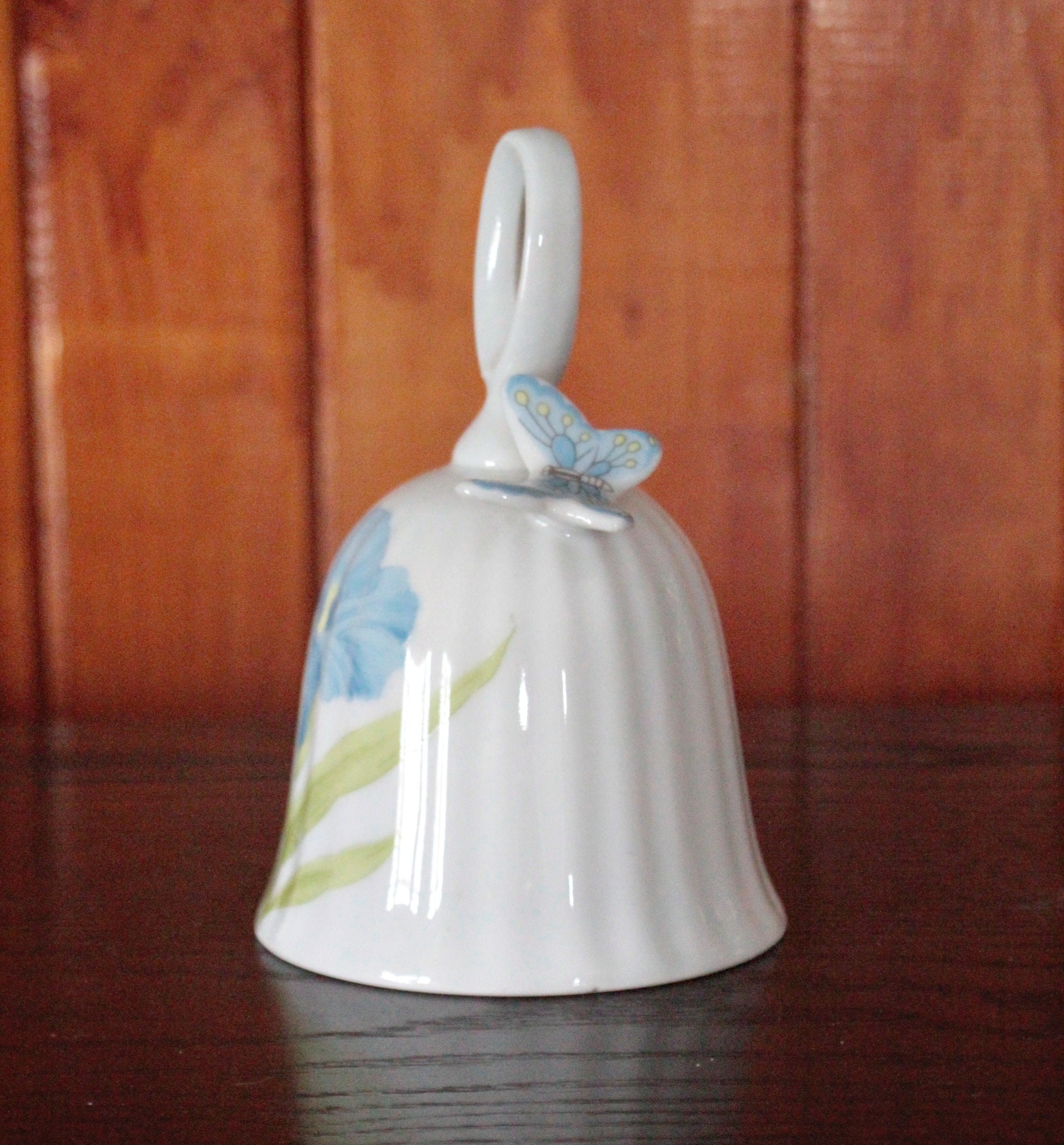 置物 Bella Vintage White Ceramic 3D Butterfly Floral Bell, Made in Japan