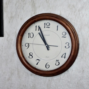 Große &#39;Leonardo&#39; Quarz Wanduhr im Massivholzgehäuse