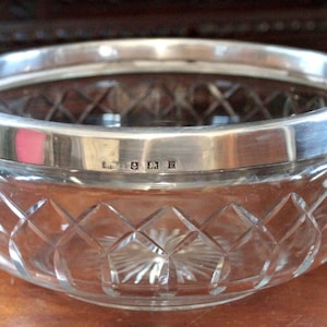 Cuenco vintage grande de cristal tallado de estilo inglés con borde de plata de ley