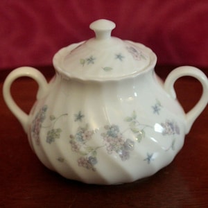Wedgwood April Flowers Große Zuckerdose mit Deckel