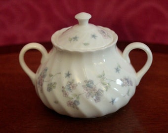 Wedgwood April Flowers Stor sockerskål med lock