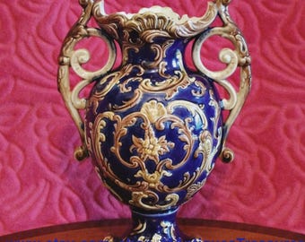 Antigo vaso de cerâmica pintado à mão em majólica inglesa Art Nouveau