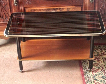 Table basse/chariot de service vintage avec dessus en verre moderne et élégant du milieu du siècle