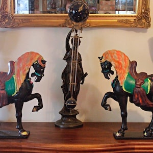 Paire de grands chevaux rares en céramique de la dynastie Tang, Chine