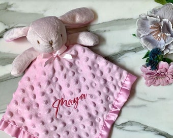 Lapin rose personnalisé bébé Lovey. Couverture personnalisée Lovey pour bébé. Cadeau pour bébé. Prénom Lovey brodé. Couverture de sécurité.