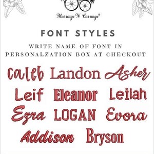 Peut inclure: Un fond blanc avec une image en noir et blanc d'une cal&egrave;che avec le texte "Marriage N Carriage" en dessous. Le texte "FONT STYLES" est en noir et le texte "WRITE NAME OF FONT IN PERSONALIZATION BOX AT CHECKOUT" est en gris. Les noms Caleb, Landon, Asher, Leif, Eleanor, Leilah, Ezra, LOGAN, Evora, Addison et Bryson sont &eacute;crits dans diff&eacute;rents styles de police en rouge.