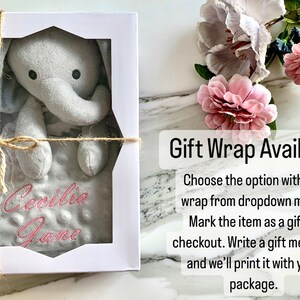 Peut inclure: Une bo&icirc;te cadeau blanche contenant un ourson en peluche gris et une couverture grise et blanche. La couverture est brod&eacute;e du nom "Cecilia Jane" en fil rose. La bo&icirc;te est attach&eacute;e avec de la ficelle et le texte "Gift Wrap Available" est &eacute;crit en noir sur fond blanc. Choisissez l'option avec emballage cadeau dans le menu d&eacute;roulant. Marquez l'article comme un cadeau &agrave; la caisse. &Eacute;crivez un message cadeau et nous l'imprimerons avec votre colis.