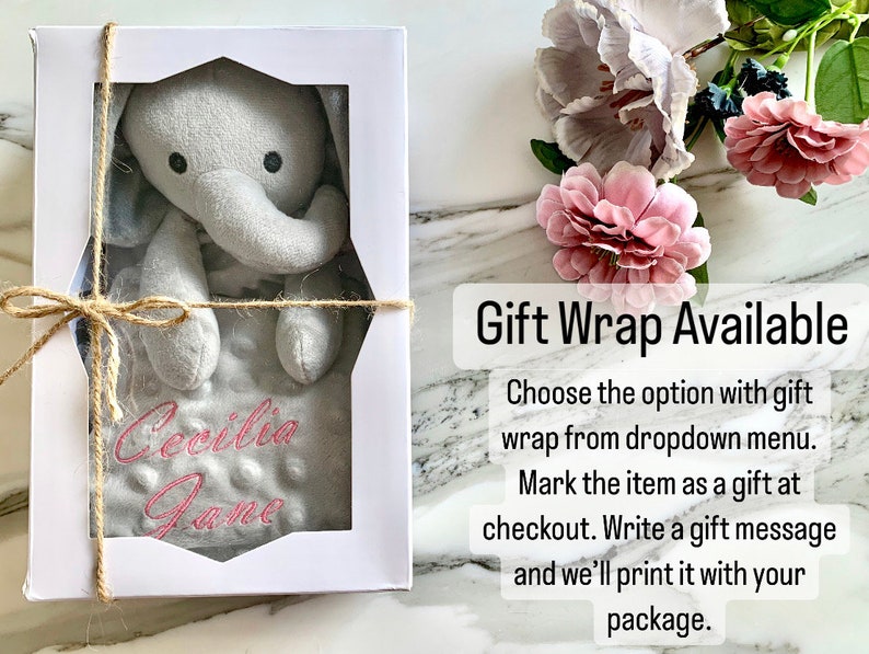 Peut inclure: Une bo&icirc;te cadeau blanche contenant un ourson en peluche gris et une couverture grise et blanche. La couverture est brod&eacute;e du nom "Cecilia Jane" en fil rose. La bo&icirc;te est attach&eacute;e avec de la ficelle et le texte "Gift Wrap Available" est &eacute;crit en noir sur fond blanc. Choisissez l'option avec emballage cadeau dans le menu d&eacute;roulant. Marquez l'article comme un cadeau &agrave; la caisse. &Eacute;crivez un message cadeau et nous l'imprimerons avec votre colis.