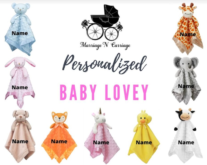 Peut inclure: Une collection de doudous personnalis&eacute;s pour b&eacute;b&eacute;s avec diff&eacute;rents motifs d'animaux. Chaque doudou est compos&eacute; d'une t&ecirc;te d'animal en peluche douce attach&eacute;e &agrave; une couverture sur laquelle est brod&eacute; le mot "Nom". Les doudous sont disponibles dans une vari&eacute;t&eacute; de couleurs et de motifs, notamment un ours bleu, un lapin rose, un &eacute;l&eacute;phant gris, un chien brun, un renard orange, une licorne rose, un poussin jaune et une vache noir et blanc.