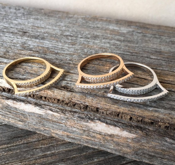 Delicati anelli con diamanti sottili Pila di diamanti Oro