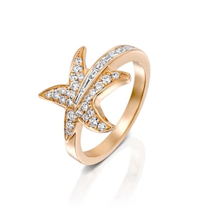 Könnte beinhalten: Ein Ring aus Roségold mit einem Seestern-Design, besetzt mit kleinen runden und rechteckigen Diamanten.