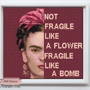Può includere: Uno schema di ricamo a punto croce con un ritratto di Frida Kahlo e il testo "Not Fragile Like A Flower Fragile Like A Bomb".