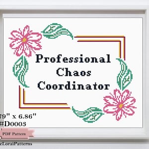 Puede incluir: Patrón de punto de cruz enmarcado en blanco, con el texto "Professional Chaos Coordinator". El diseño incluye flores rosas, hojas verdes y un borde rectangular. Las dimensiones son 22,33 cm x 17,42 cm.