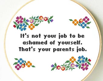 Puede incluir: Aro de bordado blanco con un diseño de flores de colores en punto de cruz y el texto "No es tu trabajo avergonzarte de ti mismo. Ese es el trabajo de tus padres."