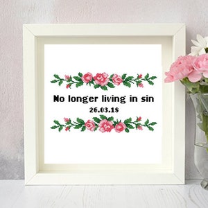 Könnte beinhalten: Ein gerahmtes Kreuzstich-Kunstwerk mit dem Text "No longer living in sin 26.03.18". Der Text ist von rosa Rosen und grünen Blättern umgeben. Der Rahmen ist weiß und der Hintergrund hellgrau.