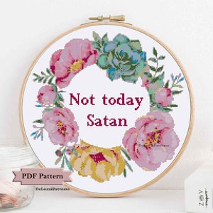 Może przedstawiać: Wz&oacute;r na haft krzyżykowy przedstawiający wieniec kwiatowy z tekstem "Not today Satan" w środku. Wieniec składa się z r&oacute;żowych i ż&oacute;łtych kwiat&oacute;w, zielonych liści i sukulenta.