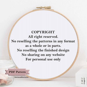 Może przedstawiać: Białe tamborek do haftu z tekstem "COPYRIGHT" w czarnych literach. Tekst kontynuuje: "Wszelkie prawa zastrzeżone. Zabroniona jest odsprzedaż wzor&oacute;w w jakimkolwiek formacie, w całości lub w części. Zabroniona jest odsprzedaż gotowego projektu. Zabronione jest udostępnianie na jakiejkolwiek stronie internetowej. Tylko do użytku osobistego". Tekst "PDF Pattern" jest r&oacute;wnież widoczny na czarnym banerze z białymi literami.