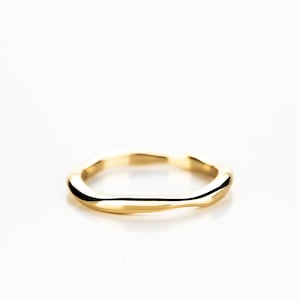 18k gold wedding ring with original shape, band ring for him and for her, Stackable ring. Valentine&#39;s gift.