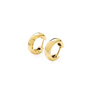 Mini yellow gold creolas, perfect to give that something extra to a minimal outfit, gold 18k. Sold also Individually. Mother’s Day gift.
