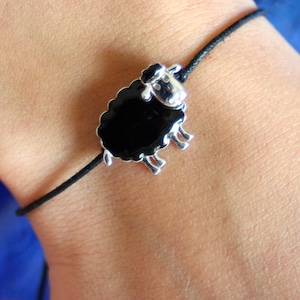 Bracciale con pecorella nera, Bracciale porta fortuna in argento, Regalo per San Valentino, Bracciale con charm in smalto