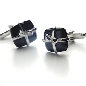 Boutons de manchette de paquet de cadeau, boutons de manchette argentés avec l’émail brillant noir, bijoux italiens d’hommes